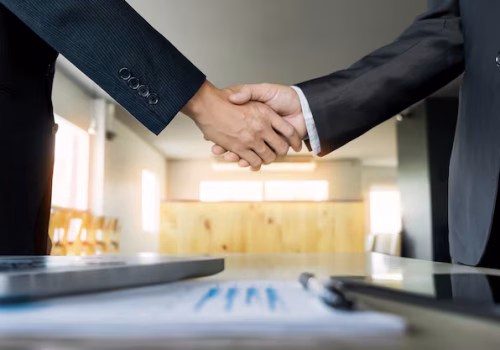 deux-hommes-affaires-confiants-se-serrant-main-lors-reunion-au-bureau-succes-traitement-salut-concept-partenaire_1423-199